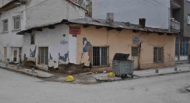 Okul yakınındaki metruk ev tedirginlik oluşturuyor