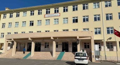 Okuldan izinsiz çıkmak isteyen öğrenci yüksekten düşerek yaralandı