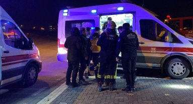 Otomobil ile çarpışan ticari araç devrildi: 7 yaralı