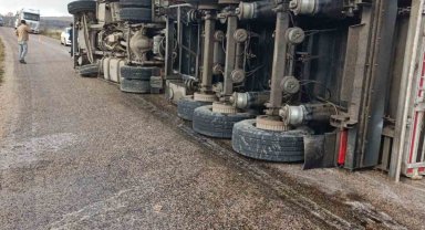 Pancar yüklü tır devrildi, sürücüsü yaralandı