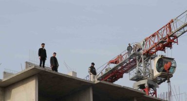 Paralarını alamayınca intihara kalkışan işçiler ekiplerin 2 saat süren çabasıyla ikna edildi