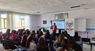 Polis ekipleri öğrencilere terörle mücadeleye yönelik sunum yaptı