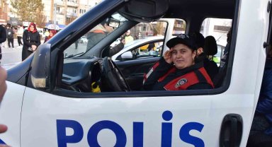 Polis kıyafeti giyip, görev aldılar