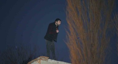 Polisi görünce elinde bıçakla çatıya kaçtı, 2 saatlik çabayla ikna edildi