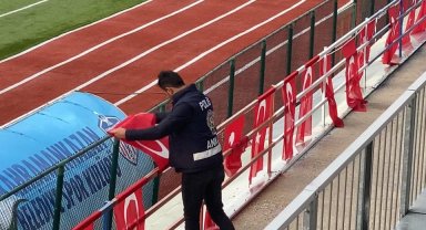 Polisin Türk bayrağı hassasiyeti yürekleri ısıttı