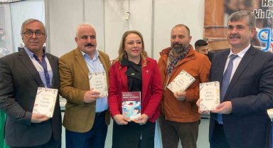 "Bitkilerin Profesörü" Ankara Kitap Fuarı'nda okuyucuları ile buluştu