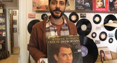 Sahaf dükkanında müzik tutkunlarına eski dönemleri yaşatıyor
