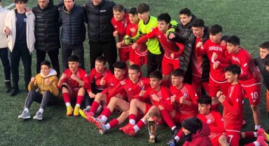 Sincan Belediyespor U-15 takımı profesyonel grupta şampiyon oldu