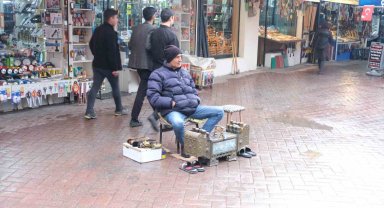 Soğuk ve yağmurlu havaya rağmen ekmek parasını kazanıyor