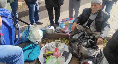Sokak ortasında ikinci el eşyalarını satan adam yoldan geçen kişilerin ilgi odağı oldu