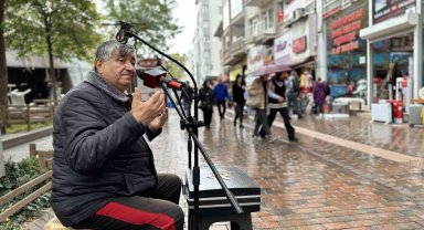 Sokaklarda her koşulda şarkı söyleyerek geçimini sağlıyor