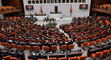 Son 7 ayda Meclis'te 600 milletvekilinden 61'i partilerinden istifa etti