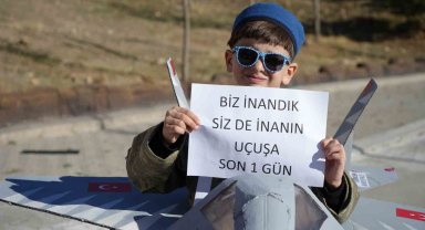 TEKNOFEST'te gördü, milli muharip uçağı KAAN'ın maketini yaptı: Tek hayali pilot olmak