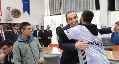 Vali Taşolar'dan engelli Kur'an kursu öğrencilerine moral ziyareti