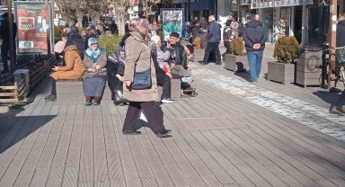 Vatandaşlar kış güneşini görünce dışarı akın etti
