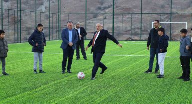 Yahyalı'da halı saha yapımları devam ediyor