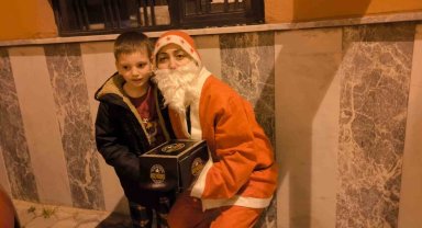 Yılbaşı öncesi hastanelerde tedavi gören çocukları sevindirdiler
