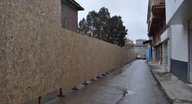 Yıllardır kullanılan sokağı 'benim' diyerek kapattı