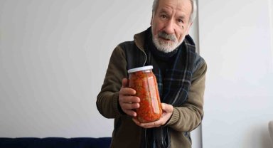 Yıllarını bu işe verdi, bin bir emekle üretip ücretsiz dağıtıyor