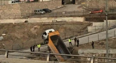 Yoldan çıkan kamyon askıda kaldı