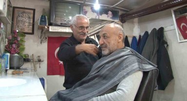 34 yıldır kerpiç dükkânda berberlik yapıyor