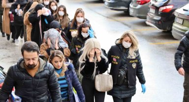 'Barbie-Es' fuhuş operasyonunda yakalanan 18 kişiden 9'u tutuklandı