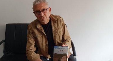 5 kitap yazan gardiyan sahneye hazırlanıyor