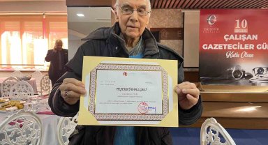 91 yaşında hâlâ gazetecilik yapan Rıdvan Uysal'a teşekkür belgesi