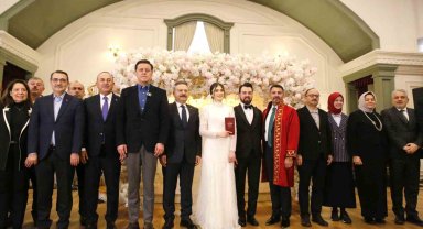 AK Partililer gençlik kolları başkanının düğününde buluştu