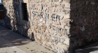 Akbaş Baba Türbesi'ne sprey boyalı saldırı