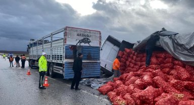 Akdağmadeni'nde soğan yüklü tır devrildi