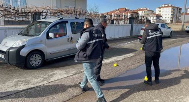 Aksaray'da park halindeki araca tüfekle ateş açıldı