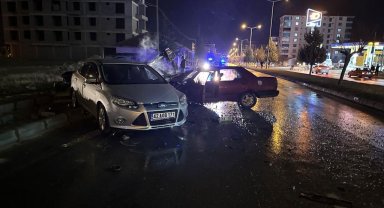 Alkollü sürücü, otomobiliyle park halindeki araçlara çarptı