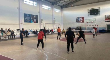 Altunhisar İlçesi'nde Voleybol Turnuvası tamamlandı