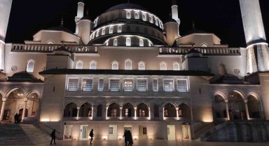 Ankara'da Regaip Kandili'nde vatandaşlar camilere akın etti