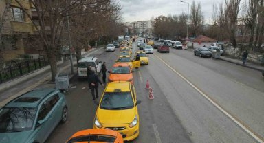 Ankara'da taksiciler taksimetre ücretlerini güncellemek için uzun sıralar oluşturdu