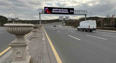 Ankara'daki ekranlara "Şehitler Ölmez Vatan Bölünmez" yazıları yansıtıldı