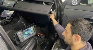 Araçtan parça sökmeden endoskopi cihazıyla airbag kontrolü yapıyorlar