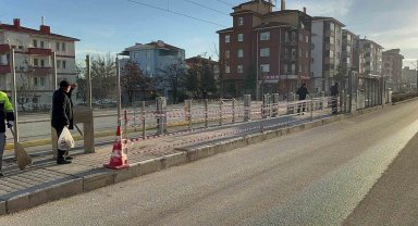 Aşırı hız yapan sürücü tramvay durağına daldı