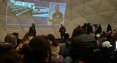 Astronot Gezeravcı'yı da taşıyan uzay aracının istasyona kenetlenmesi kent meydanlarından takip ediliyor