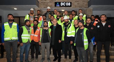 Bakan Özhaseki: "Depremden etkilenen 11 şehrimizde 930 şantiyede, 110 bin 450 çalışma arkadaşımızla 7 gün 24 saat yağmur çamur demeden tüm gayretimizle sahadayız"