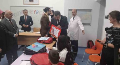 Bakan Tekin ve eşi, hastanedeki çocukların karne sevincine ortak oldu