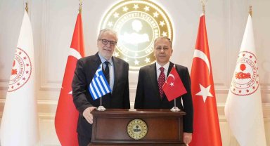 Bakan Yerlikaya, Yunanistan Denizcilik ve Ada Politikaları Bakanı Stylianides ile bir araya geldi