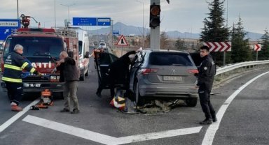 Bariyerlere saplanan otomobilin sürücüsü hayatını kaybetti