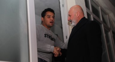 Başkan Çolakbayrakdar, engelli gencin yüzünü güldürdü