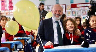 Başkan Çolakbayrakdar, öğrencilerin karne heyecanını paylaştı