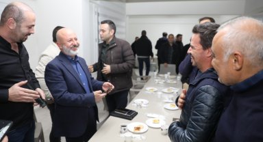 Başkan Çolakbayrakdar ve vatandaş arasında tebessüm dolu diyalog