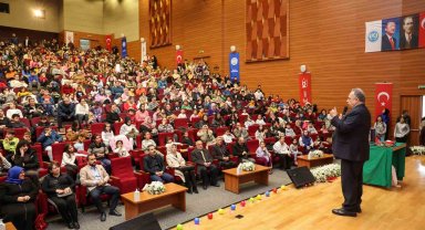 Başkan Yalçın çocukların tiyatro sevincine ortak oldu