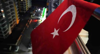 Belediye hoparlörden duyurdu, vatandaşlar şehitler için evine Türk bayrağı astı