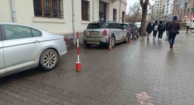 Boş olması gereken alana sürücüler araçlarını park ediyor